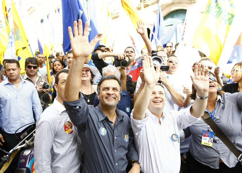 Criatura e criador, candidatura de Anastasia abraça Aécio Criatura e criador, candidatura de Anastasia abraça Aécio