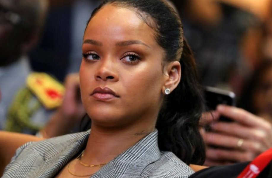 Rihanna pede a fãs que apaguem Snapchat após anúncio que zomba de agressão de Chris Brown Rihanna pede a fãs que apaguem Snapchat após anúncio que zomba de agressão de Chris Brown