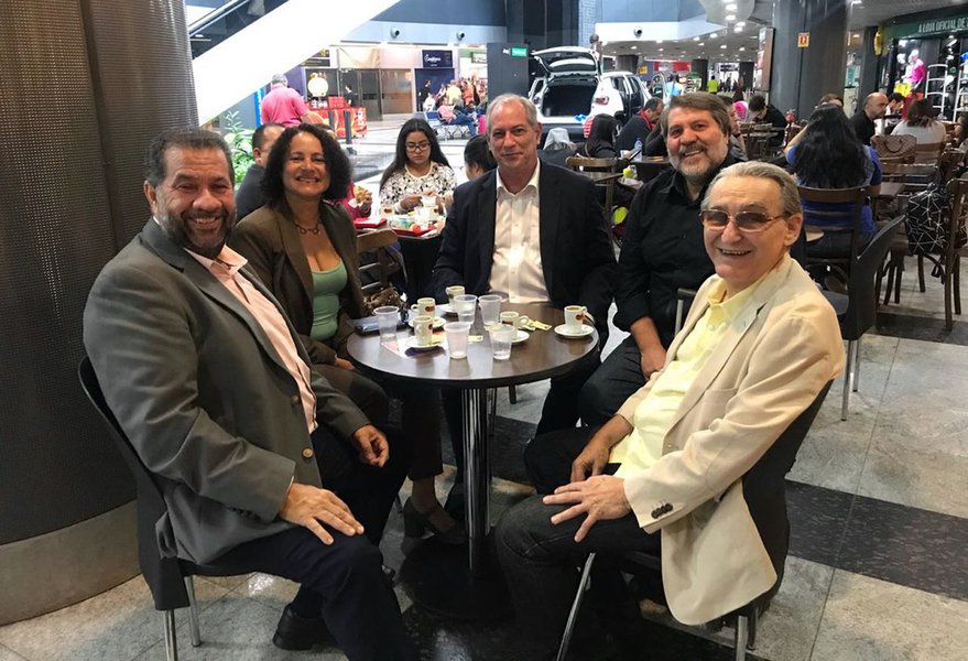 Em busca de apoio, Ciro Gomes se reúne com PCdoB e fala em construção de projeto Em busca de apoio, Ciro Gomes se reúne com PCdoB e fala em construção de projeto