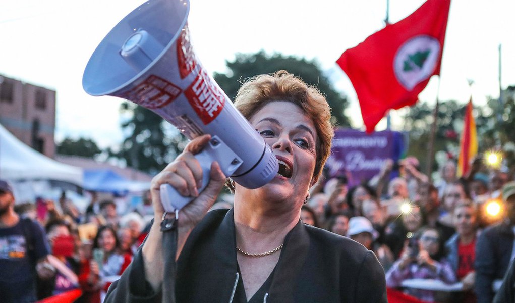 Enquanto Aécio se esconde, Dilma é homenageada (Foto: Ricardo Stuckert) Enquanto Aécio se esconde, Dilma é homenageada