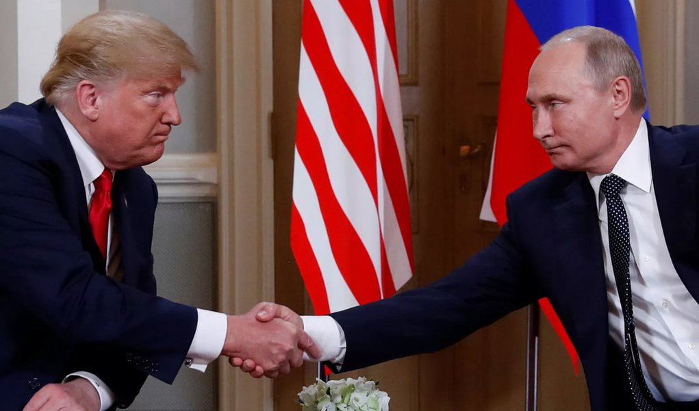 Na cúpula com Putin, Trump abandona discurso de confronto Na cúpula com Putin, Trump abandona discurso de confronto