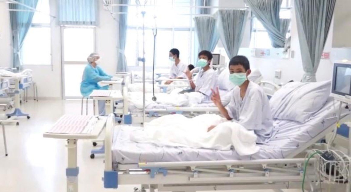 Meninos tailandeses acenam para o mundo em primeiro vídeo após resgate (Foto: Divulgação via REUTERS TV) Meninos tailandeses acenam para o mundo em primeiro vídeo após resgate