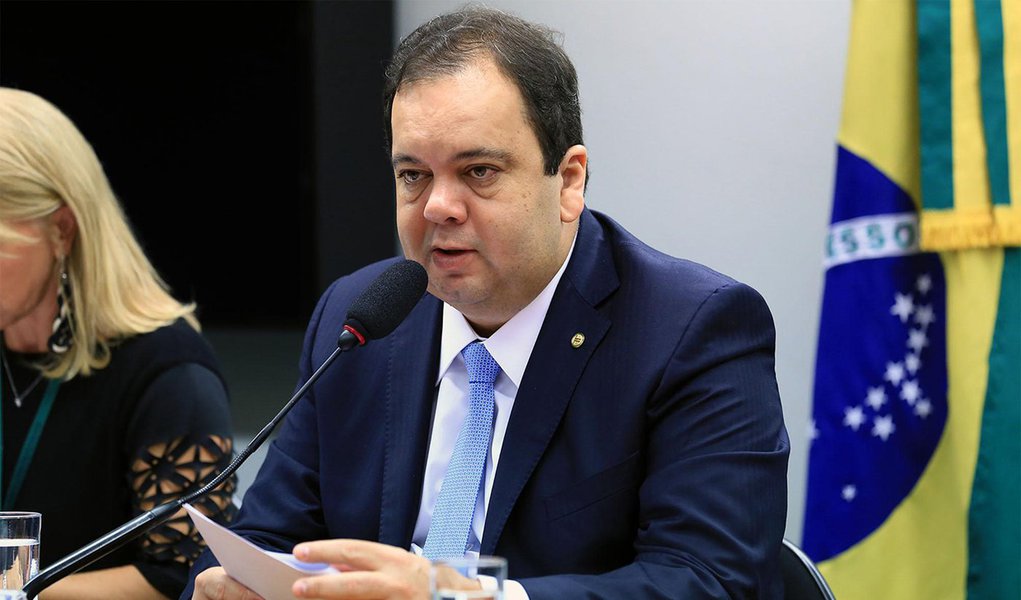 ‘Nem cinco dos 44 deputados do DEM estão com Bolsonaro’, diz Elmar ‘Nem cinco dos 44 deputados do DEM estão com Bolsonaro’, diz Elmar