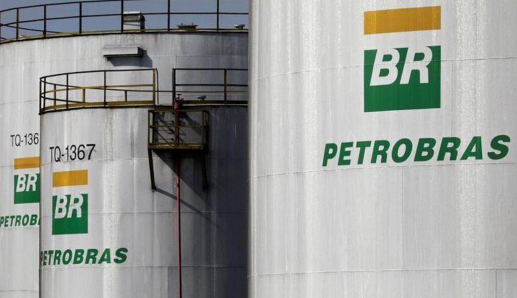 Petrobras elevará preço da gasolina nas refinarias a maior nível desde maio (Foto: Paulo Whitaker / Reuters) Petrobras elevará preço da gasolina nas refinarias a maior nível desde maio