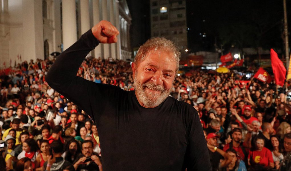 Meu grupo de Whats do condomínio e o "bandido Lula" (Foto: Ricardo Stuckert) Meu grupo de Whats do condomínio e o "bandido Lula"