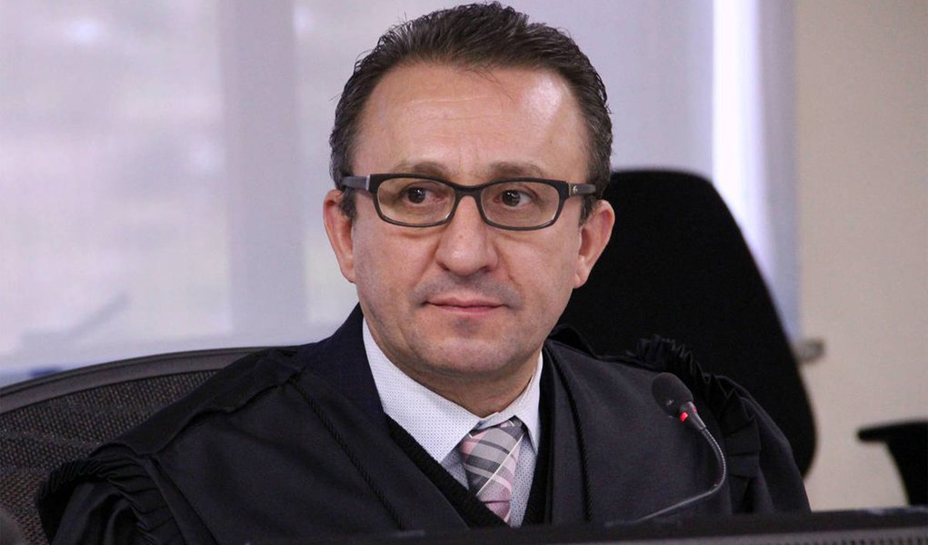 MP quer destituir desembargador que mandou soltar Lula (Foto: Sylvio Sirangelo/TRF-4/Flickr) MP quer destituir desembargador que mandou soltar Lula