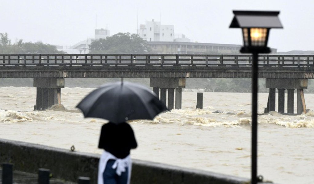 Dezenas de mortos e milhares de desabrigados por causa das cheias no Japão (Foto: Kyodo/via REUTERS) Dezenas de mortos e milhares de desabrigados por causa das cheias no Japão
