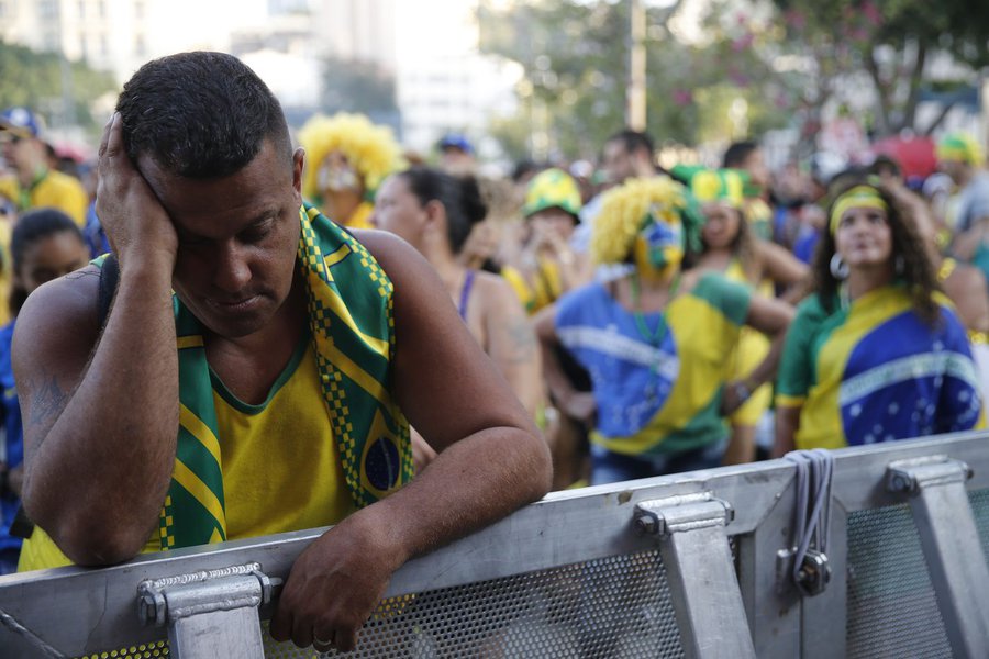 Quebra a seleção que foi sequestrada pelo Itaú e Globo (Foto: Fernando Frazão/Agência Brasil) Quebra a seleção que foi sequestrada pelo Itaú e Globo