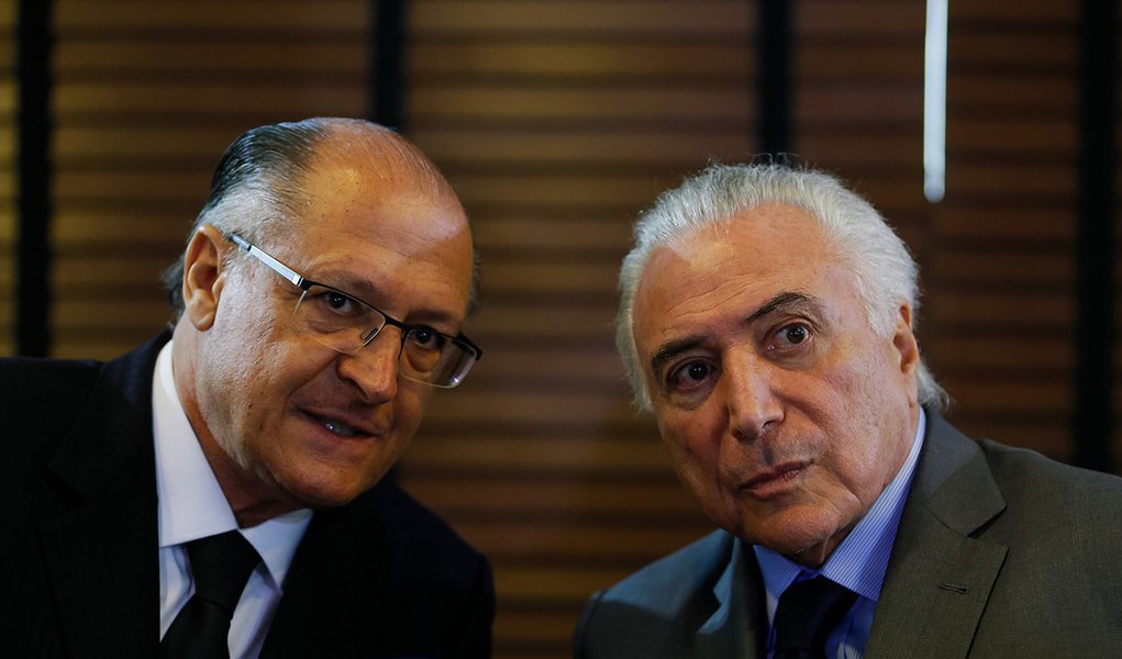 Alckmin tenta se afastar do caixão do golpe PSDB-MDB (Foto: Beto Barata/PR) Alckmin tenta se afastar do caixão do golpe PSDB-MDB