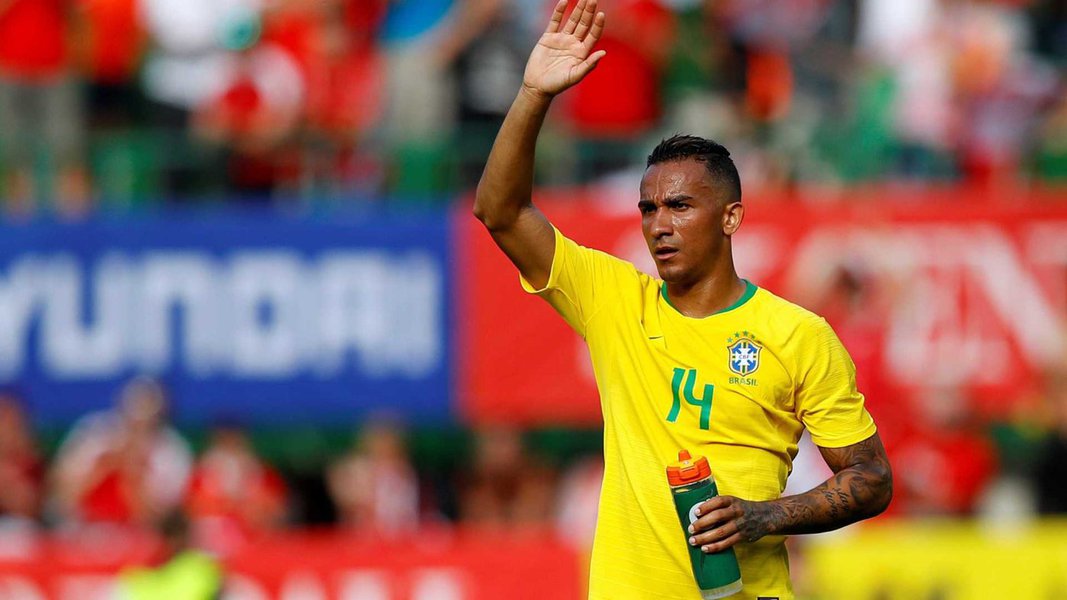Danilo se lesiona em treino e está fora da Copa Danilo se lesiona em treino e está fora da Copa