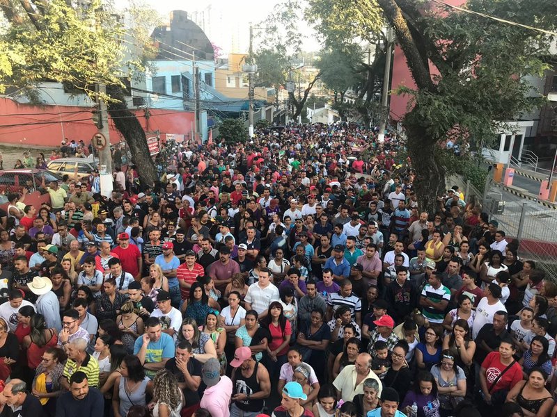 Multidão está diante do sindicato de SBC à espera da liberdade de Lula Multidão está diante do sindicato de SBC à espera da liberdade de Lula
