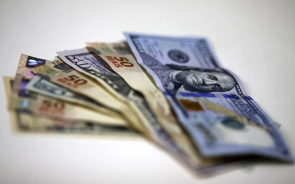 Bank of America diz que dólar pode chegar a R$ 5,50 após eleições (Foto: REUTERS/Ricardo Moraes) Bank of America diz que dólar pode chegar a R$ 5,50 após eleições