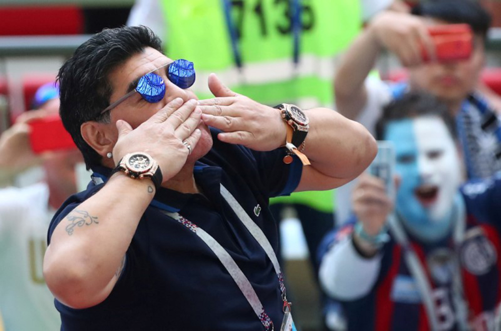 Após derrota da Argentina, Maradona se oferece para treinar seleção de graça (Foto: REUTERS/Pilar Olivares) Após derrota da Argentina, Maradona se oferece para treinar seleção de graça