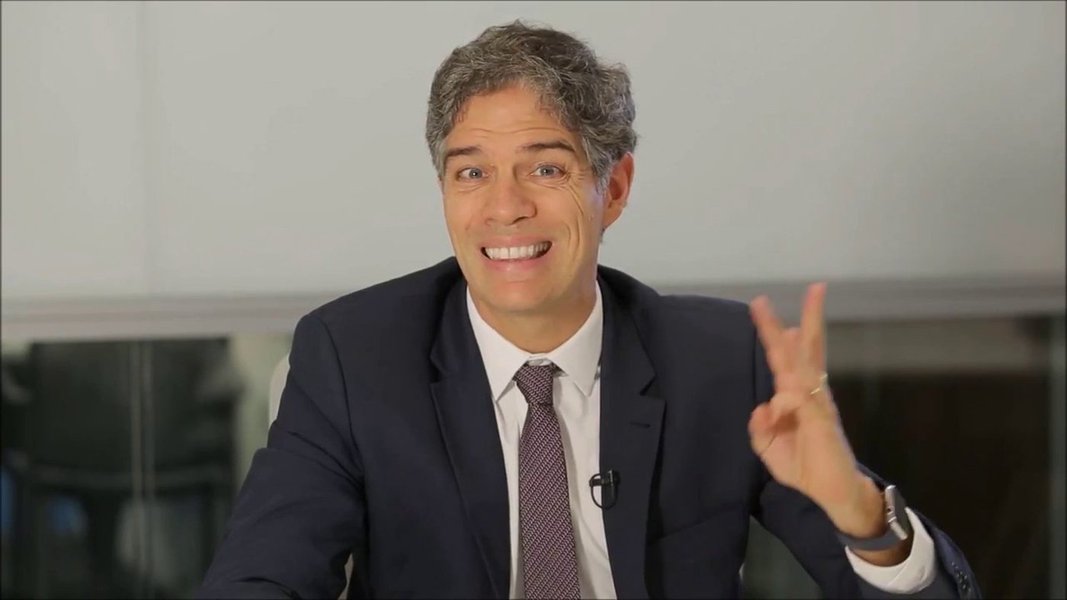 'Só 3 coisas funcionam em Cuba: segurança, educação e saúde', diz apresentador do Manhatan Conecction (Foto: Reprodução/Youtube) 'Só 3 coisas funcionam em Cuba: segurança, educação e saúde', diz apresentador do Manhatan Conecction