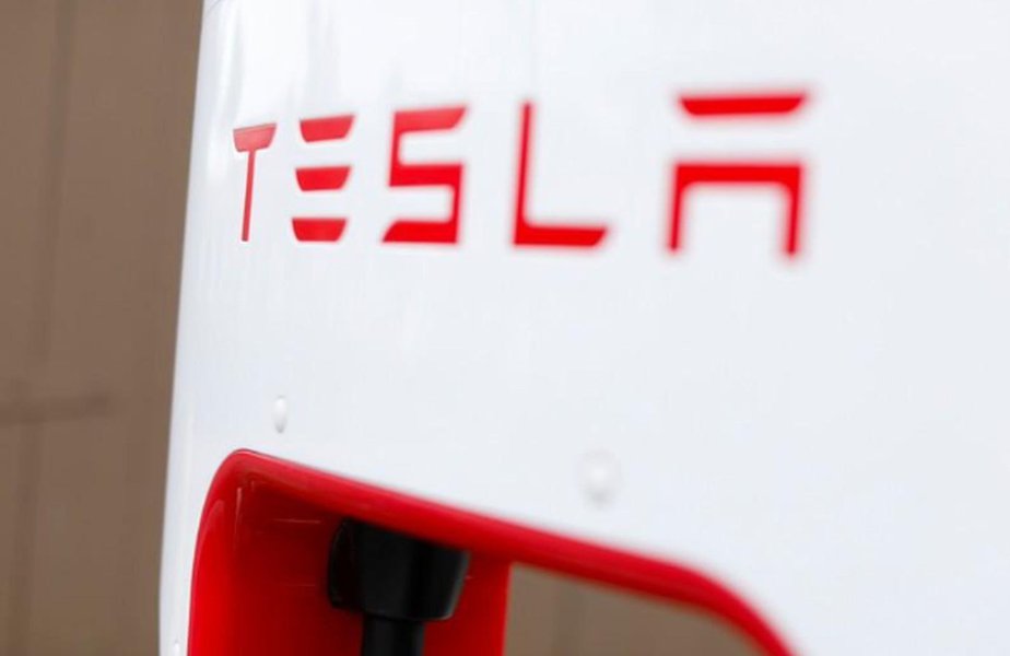 Ações da Tesla caem após notícia de que empresa pediu reembolso de fornecedores Ações da Tesla caem após notícia de que empresa pediu reembolso de fornecedores