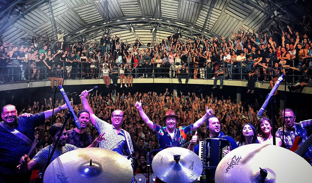Em show no Circo Voador, plateia pede “Lula livre” (Foto: Gabriela Azevedo/Reprodução/Facebook) Em show no Circo Voador, plateia pede “Lula livre”
