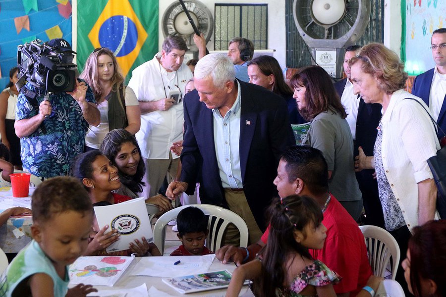 Pence, o Brasil e os EUA. Nada a temer - se estivermos de havaianas (Foto: RICARDO OLIVEIRA) Pence, o Brasil e os EUA. Nada a temer - se estivermos de havaianas
