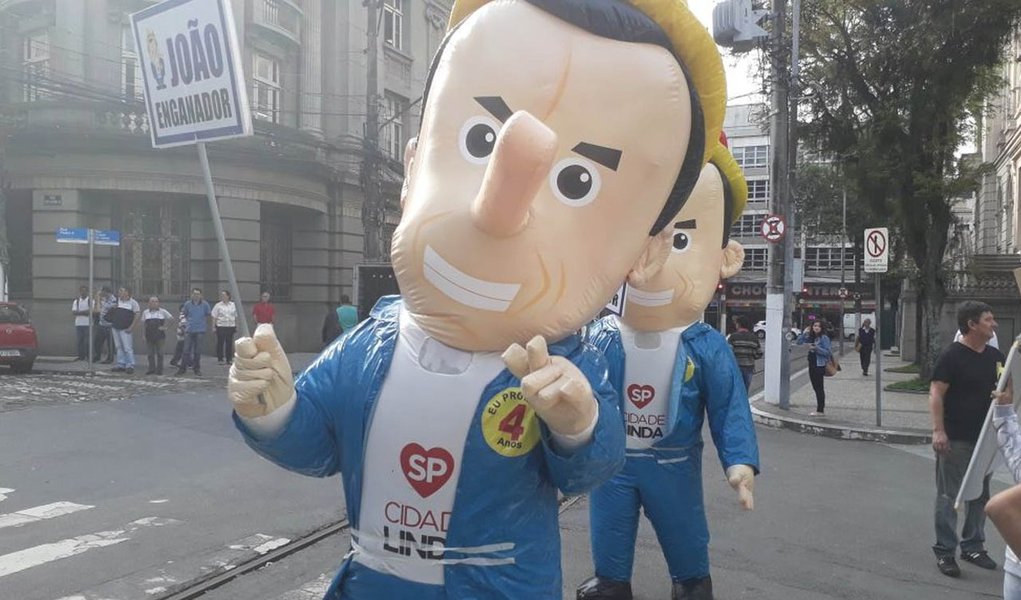 Doria é recebido por ‘pinóquios’ e gritos de ‘mentiroso’ em Santos Doria é recebido por ‘pinóquios’ e gritos de ‘mentiroso’ em Santos