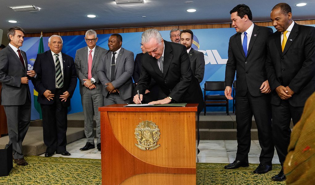 Publicado decreto que reserva 30% de vagas de estágio para negros Publicado decreto que reserva 30% de vagas de estágio para negros