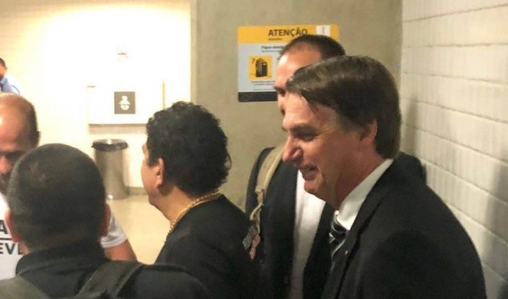 Bolsonaro se esconde em banheiro de aeroporto para fugir de xingamentos Bolsonaro se esconde em banheiro de aeroporto para fugir de xingamentos
