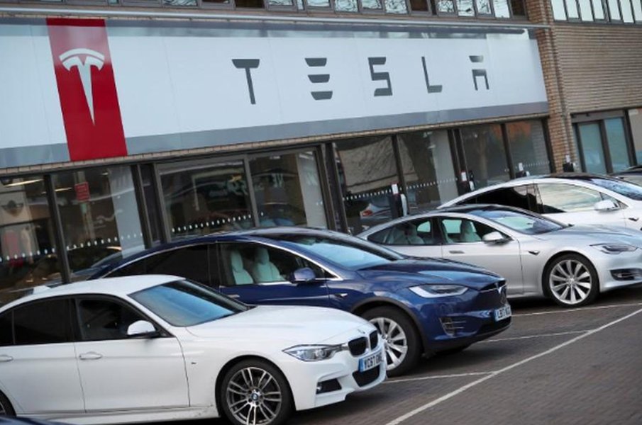 Bateria de carro da Tesla pegou fogo duas vezes após acidente fatal nos EUA, diz relatório Bateria de carro da Tesla pegou fogo duas vezes após acidente fatal nos EUA, diz relatório