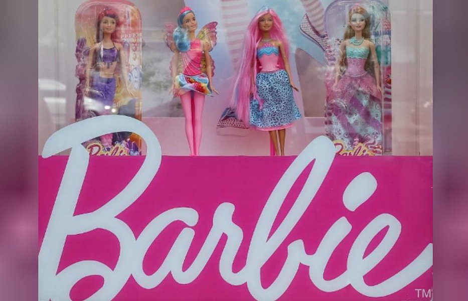 Barbie engenheira informática se junta às meninas que codificam Barbie engenheira informática se junta às meninas que codificam