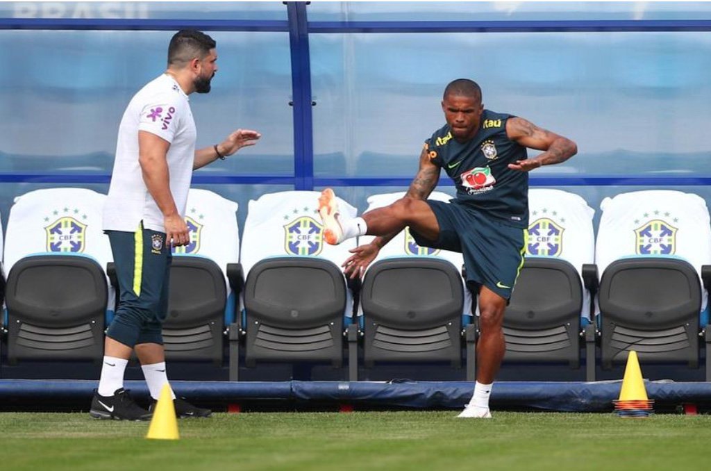 Douglas Costa volta aos treinos e pode ser opção contra Bélgica (Foto: REUTERS/Hannah McKay) Douglas Costa volta aos treinos e pode ser opção contra Bélgica