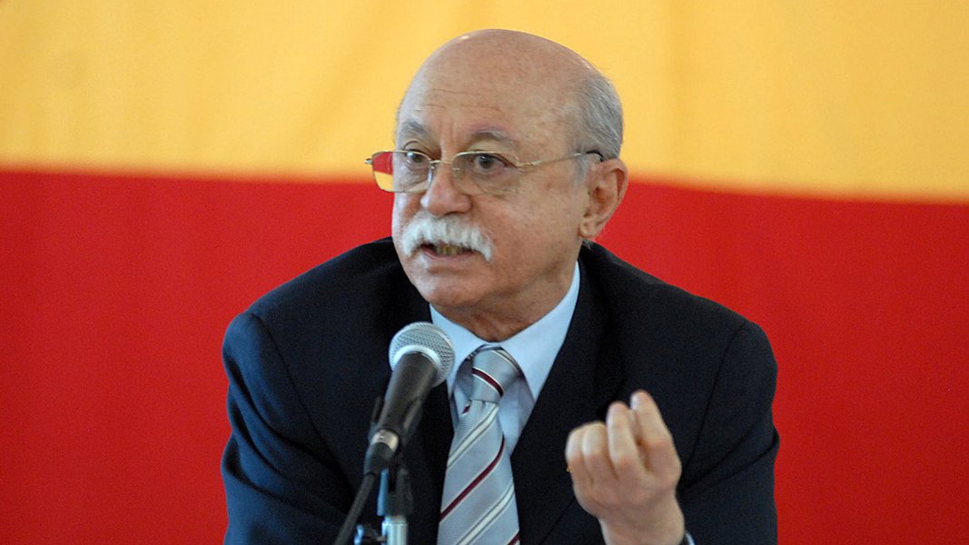Roberto Amaral invoca Gramsci para assegurar vitória da centro-esquerda Roberto Amaral invoca Gramsci para assegurar vitória da centro-esquerda