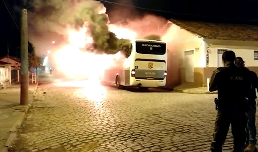 MG registra 89 ônibus incendiados em 34 cidades MG registra 89 ônibus incendiados em 34 cidades