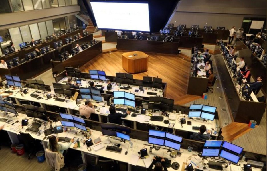 Ibovespa afunda 4% e perde os 73 mil pontos (Foto: Paulo Whitaker - Reuters) Ibovespa afunda 4% e perde os 73 mil pontos