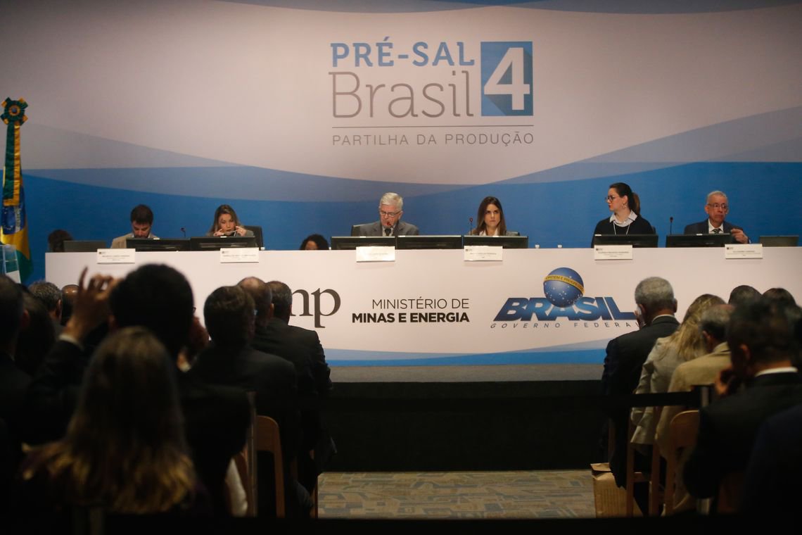 Petroleiros acusam: barris foram entregues a R$ 0,26 Petroleiros acusam: barris foram entregues a R$ 0,26