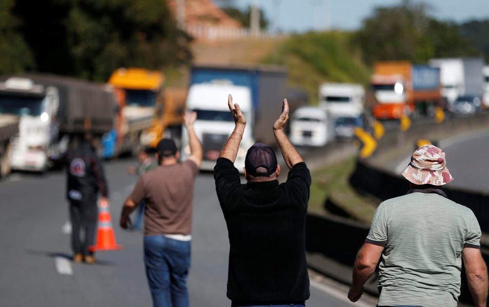Greve dos caminhoneiros: governo não cumpre promessas e volta atrás em compromissos (Foto: REUTERS/Rodolfo Buhrer) Greve dos caminhoneiros: governo não cumpre promessas e volta atrás em compromissos
