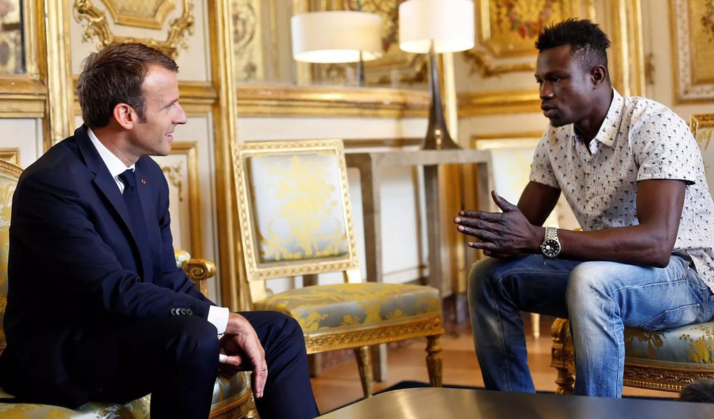 Imigrante malinês ganha cidadania francesa após socorrer criança em sacada Imigrante malinês ganha cidadania francesa após socorrer criança em sacada