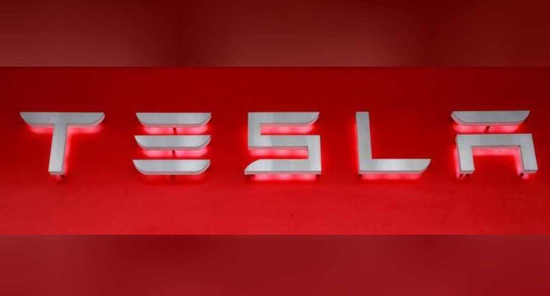 Tesla faz transporte aéreo para nova linha de produção de baterias Tesla faz transporte aéreo para nova linha de produção de baterias