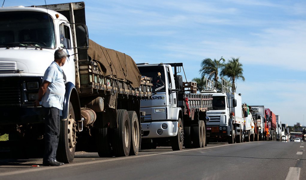 Greve continua e caminhoneiros bloqueiam rodovias em AL Greve continua e caminhoneiros bloqueiam rodovias em AL