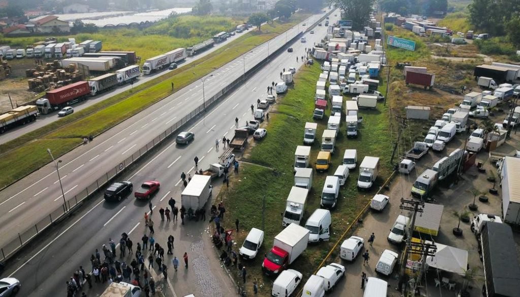 O que você escreveria no parachoque do seu caminhão? O que você escreveria no parachoque do seu caminhão?