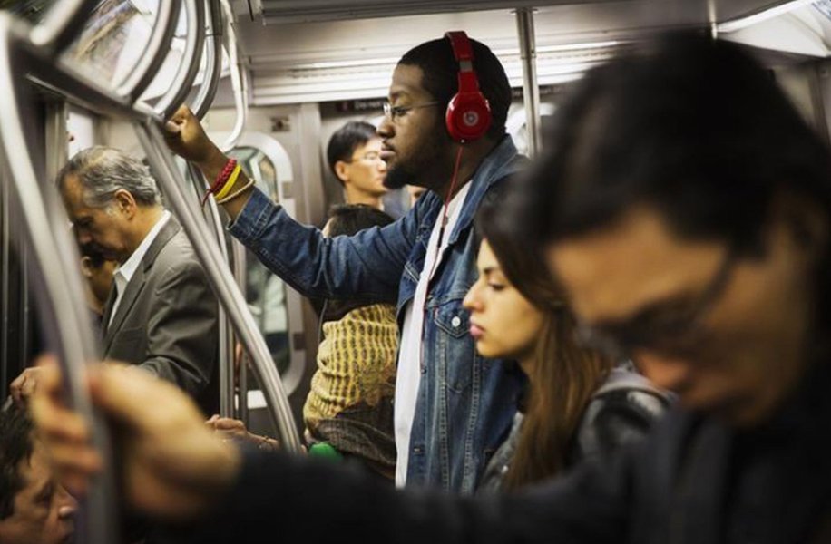 Streaming de música supera vendas físicas pela primeira vez Streaming de música supera vendas físicas pela primeira vez