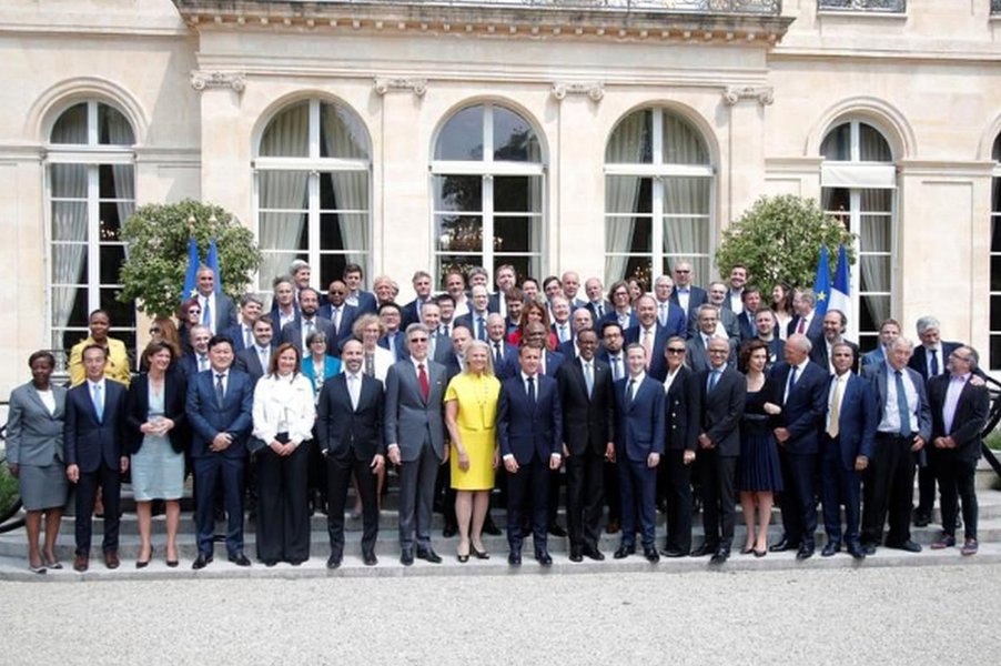 “Não há almoço grátis”, diz presidente francês para dono do Facebook e CEOs “Não há almoço grátis”, diz presidente francês para dono do Facebook e CEOs