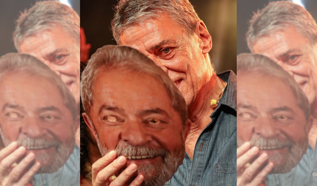 Chico Buarque manifesta seu apreço por Lula no livro 'Lula Livre/Lula Livro' Chico Buarque manifesta seu apreço por Lula no livro 'Lula Livre/Lula Livro'