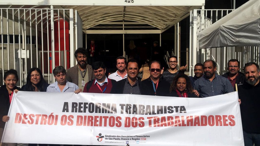 Bancários lutam contra reforma trabalhista em negociação com bancos Bancários lutam contra reforma trabalhista em negociação com bancos