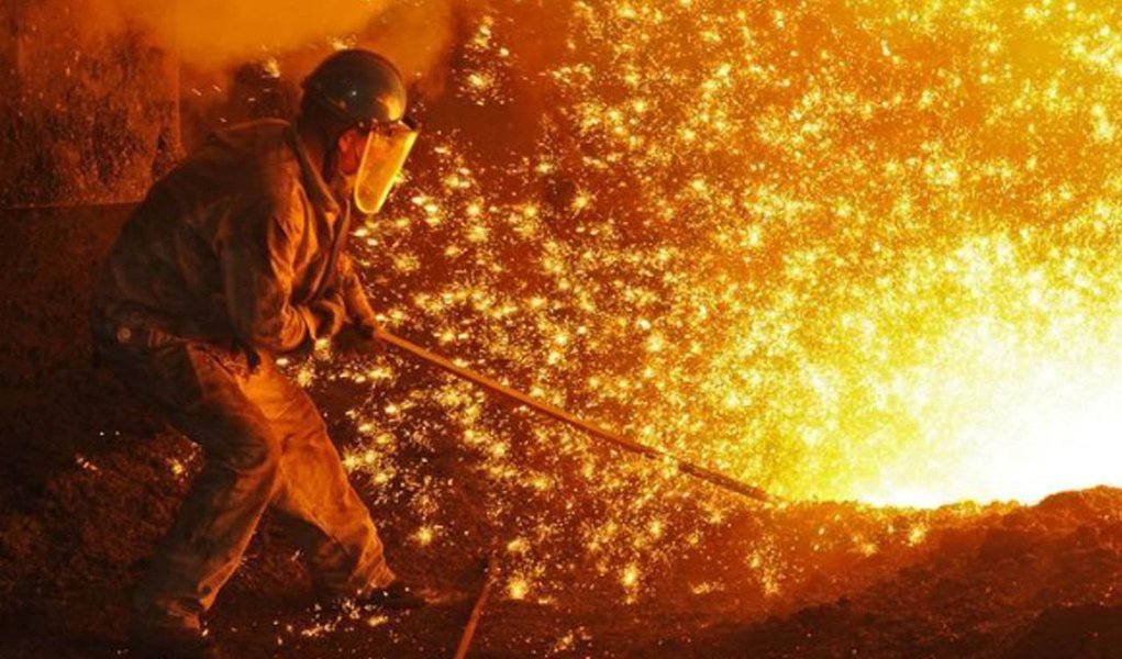 Sem retomada, siderúrgicas reduzem projeções para 2018 (Foto: REUTERS/Stringer) Sem retomada, siderúrgicas reduzem projeções para 2018