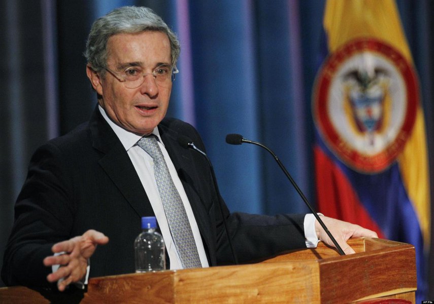 Renúncia de Uribe provoca tsunami político na Colômbia (Foto: Fernando Vergara) Renúncia de Uribe provoca tsunami político na Colômbia