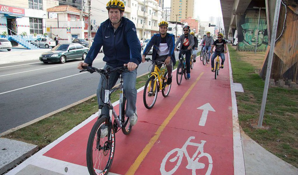 Multa para motorista que invade ciclovias despenca em São Paulo Multa para motorista que invade ciclovias despenca em São Paulo