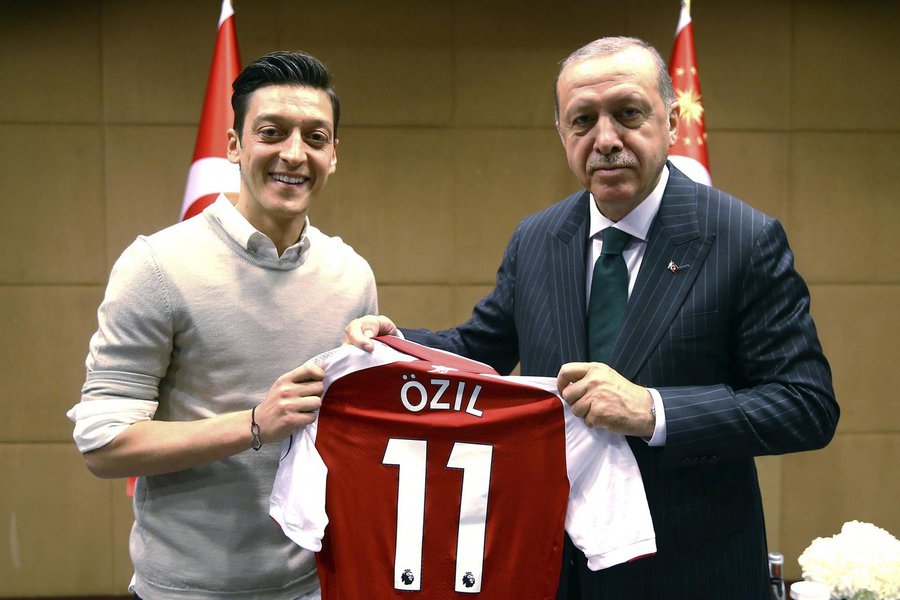 Özil cita “racismo e desrespeito” e deixa seleção alemã Özil cita “racismo e desrespeito” e deixa seleção alemã