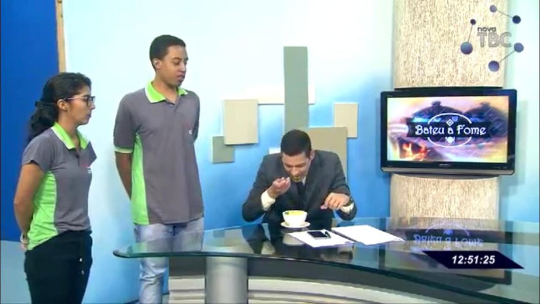 Apresentador da Nova TBC surpreende e almoça na bancada Apresentador da Nova TBC surpreende e almoça na bancada