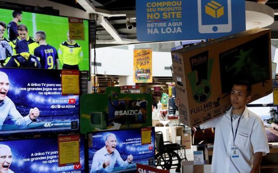 Via Varejo vê margem melhor no 3º tri com venda maior de celulares após TVs na Copa Via Varejo vê margem melhor no 3º tri com venda maior de celulares após TVs na Copa