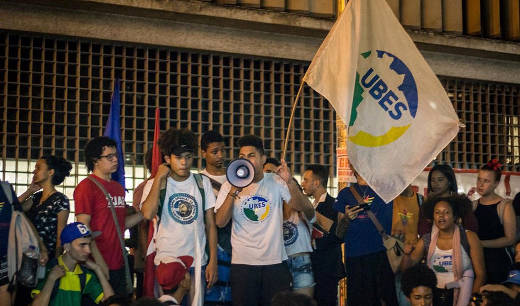 Aos estudantes secundaristas (Foto: Vangli Figueiredo / Circus da UBES) Aos estudantes secundaristas