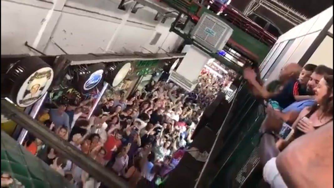 Ato espontâneo pede Lula Livre no Mercado Central de BH (Foto: Reprodução/YouTube) Ato espontâneo pede Lula Livre no Mercado Central de BH