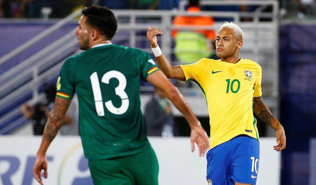Neymar defende-se das críticas e diz que fica no PSG (Foto: RICARDO MORAES) Neymar defende-se das críticas e diz que fica no PSG