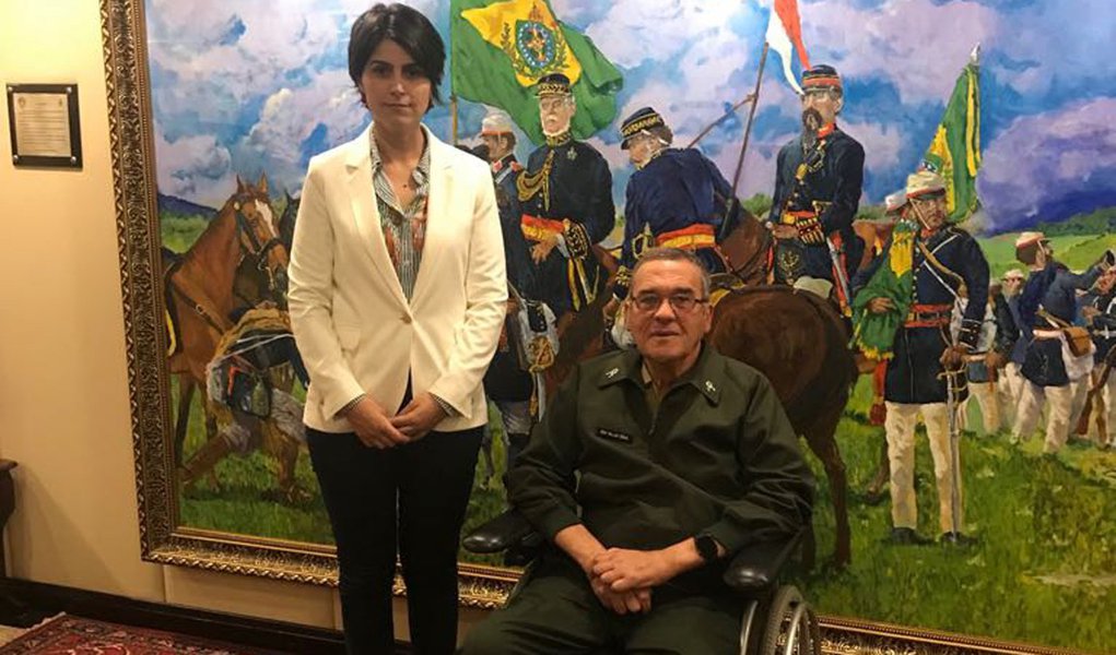 O encontro de Manuela com Villas Boas, comandante do Exército (Foto: @ManuelaDavila) O encontro de Manuela com Villas Boas, comandante do Exército